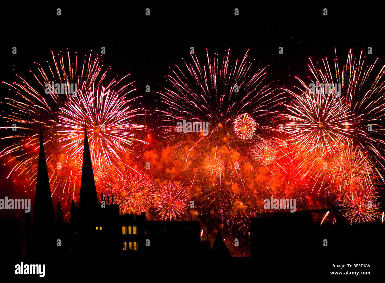 Fuochi d'artificio del Pyromusikale festival presso l'ex aeroporto Berlino-tempelhof, anteriore sinistra le sagome delle torri gemelle di Foto Stock