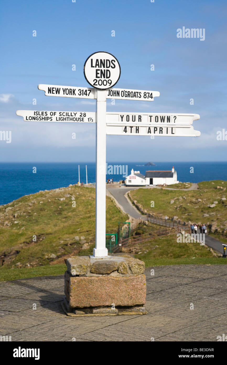 Il Land's End Signpost, Land's End, Penn un Wlas, Cornwall, England, Regno Unito, Europa Foto Stock