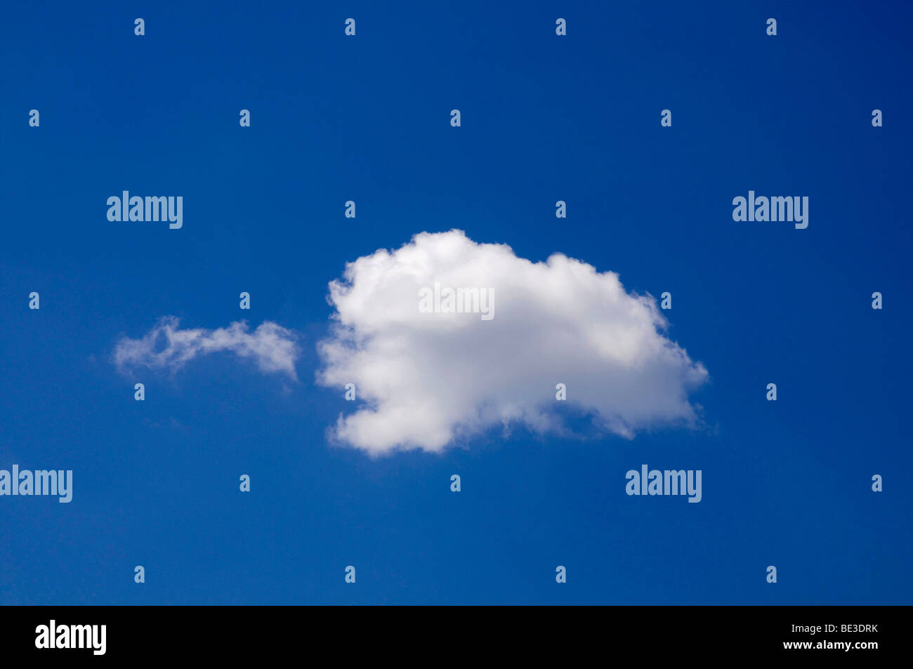 Cumulus cloud con haze, nel blu del cielo Foto Stock