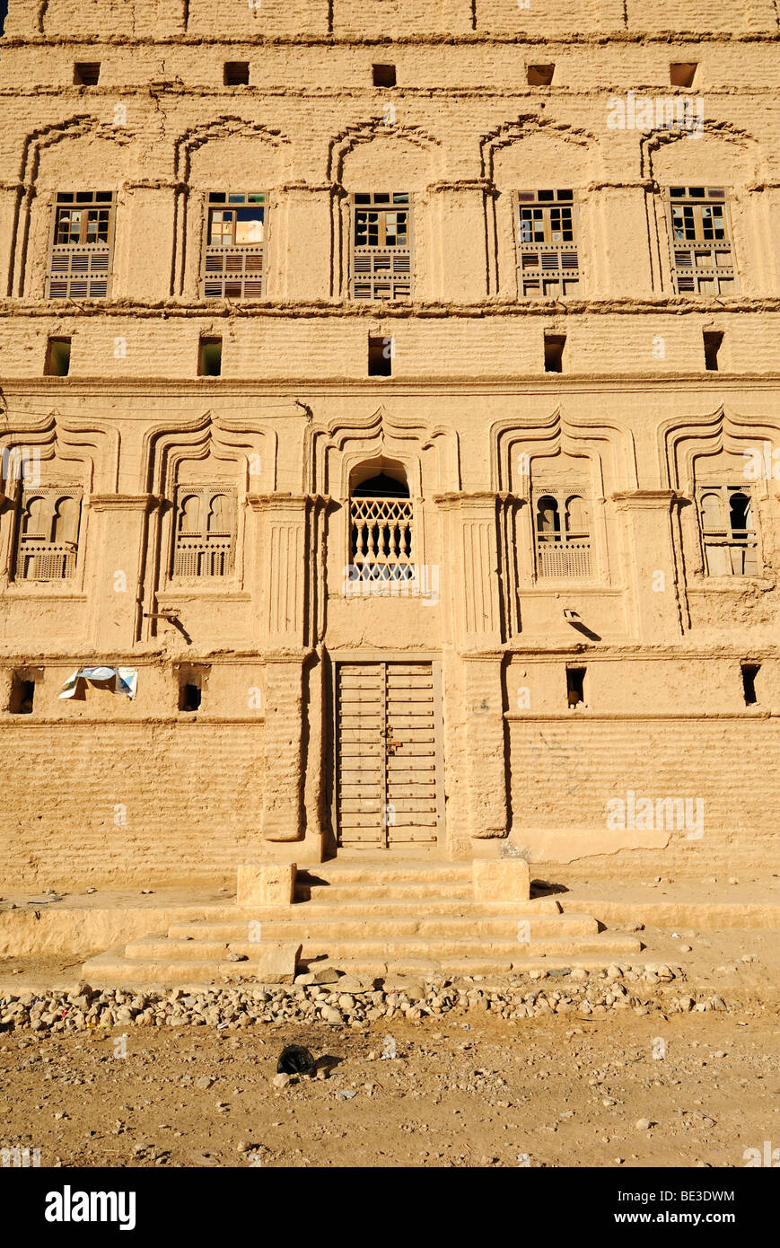 Adobe storico palazzo Al-Kaff nella città santa di Tarim, Wadi Hadramaut, Yemen, Arabia, Asia sud-ovest Foto Stock