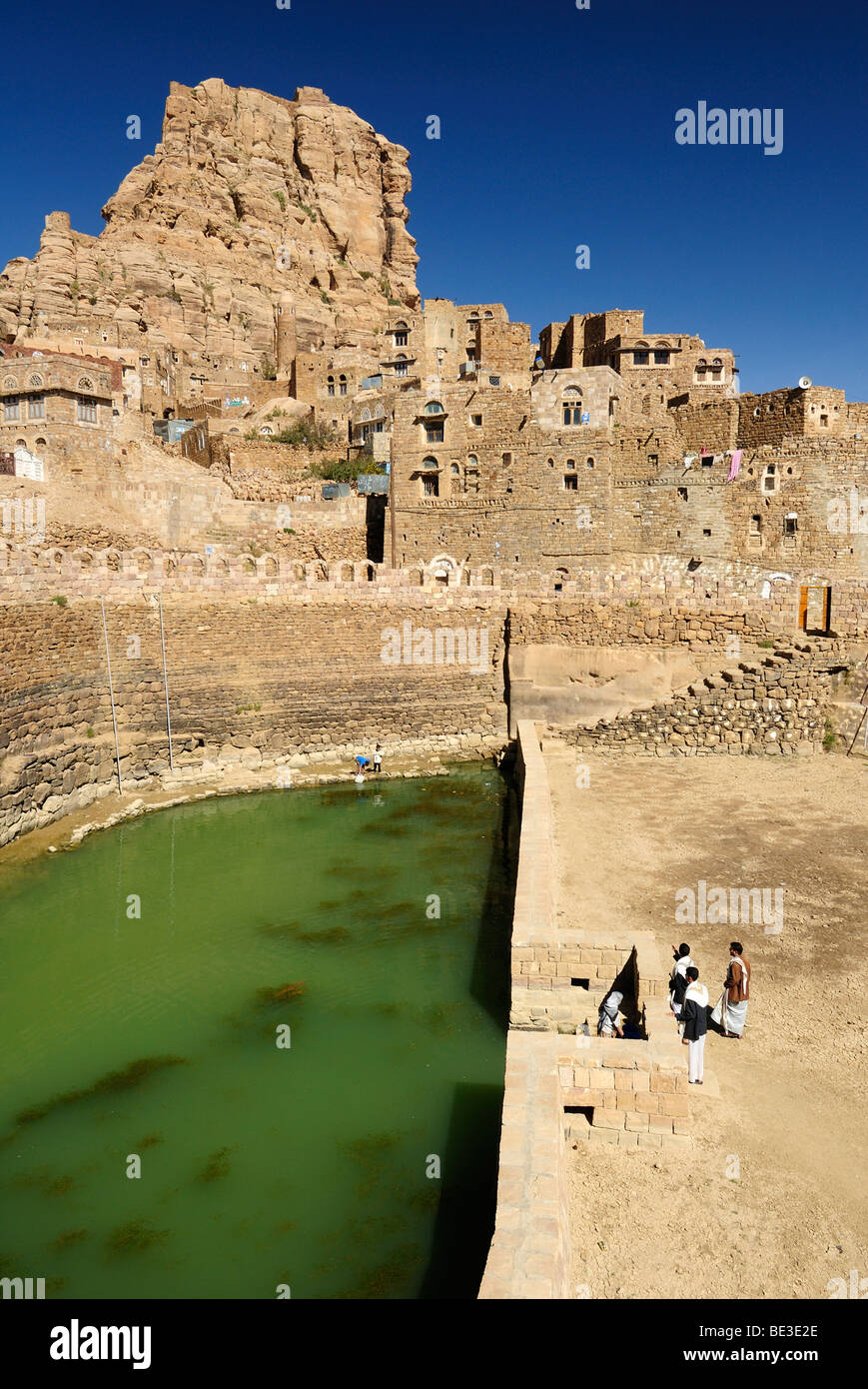 Cisterne storico, waterhole, nella città vecchia di Thuja, Yemen, Arabia, Asia sud-ovest Foto Stock