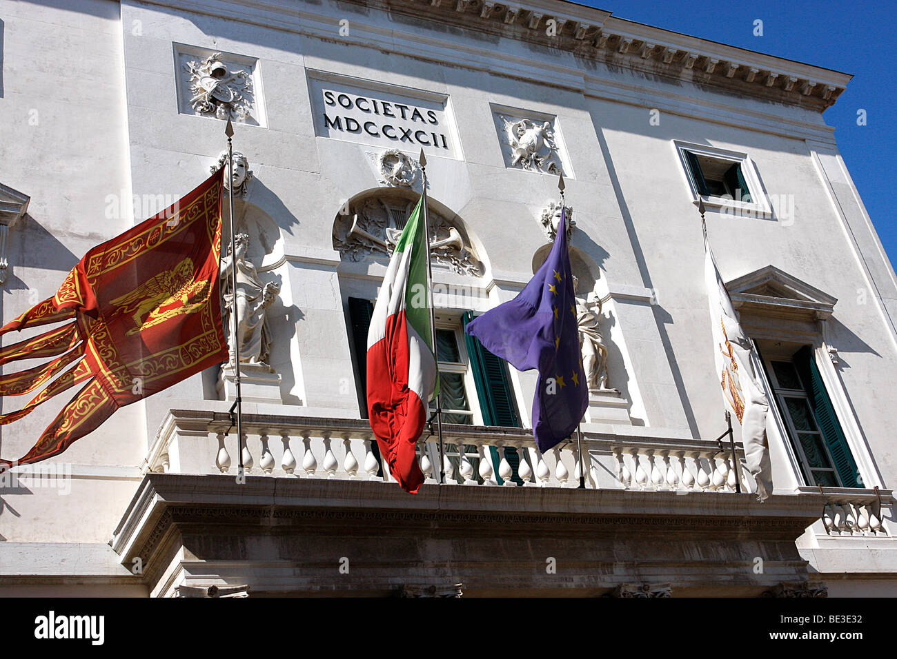 Bandiere che sventolano sul frontalino del famoso "La Fenice theatre Venezia,Italia Foto Stock