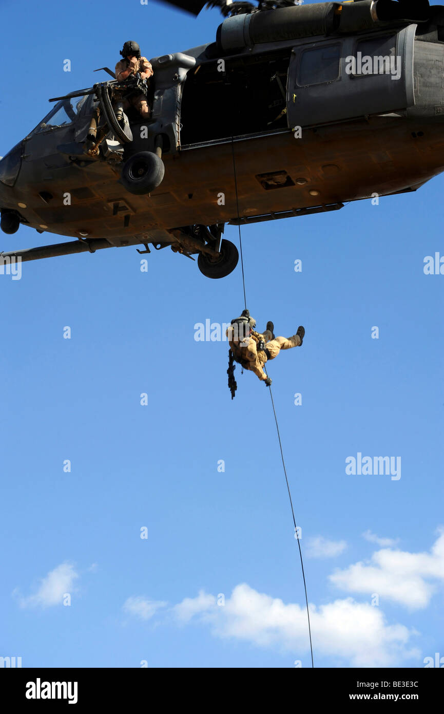 Un pararescueman rappels da un HH-60 Pavehawk elicottero. Foto Stock
