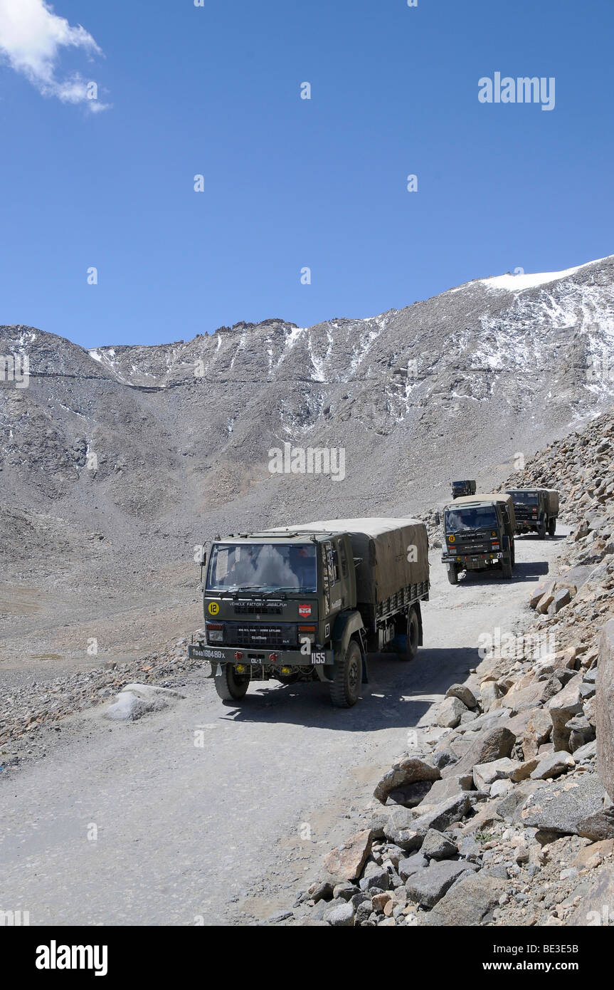 Convoglio militare la guida nel Indian-Chinese-Pakistani area di conflitto, in corrispondenza della pass Khardong, Leh, Ladakh, India, Himalaya, un Foto Stock