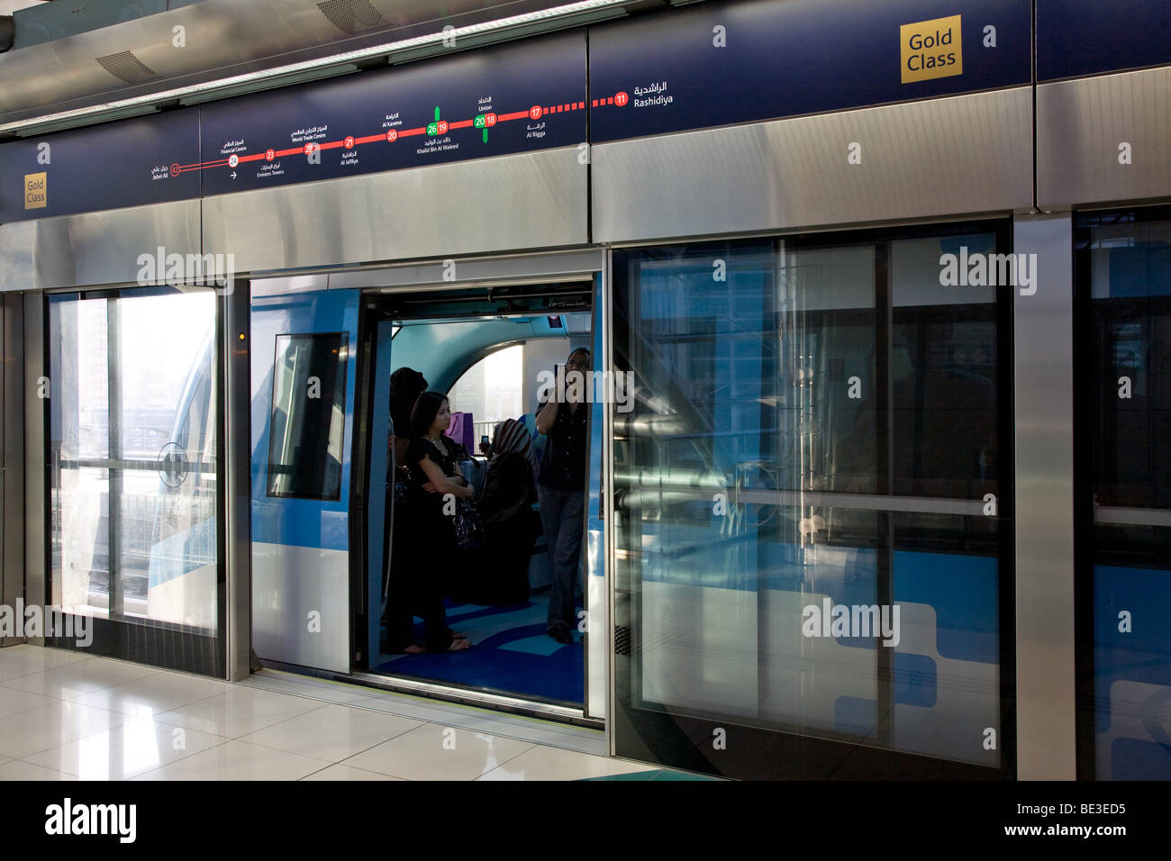 Nuova Dubai Metro linea ferroviaria via treno per i treni Foto Stock
