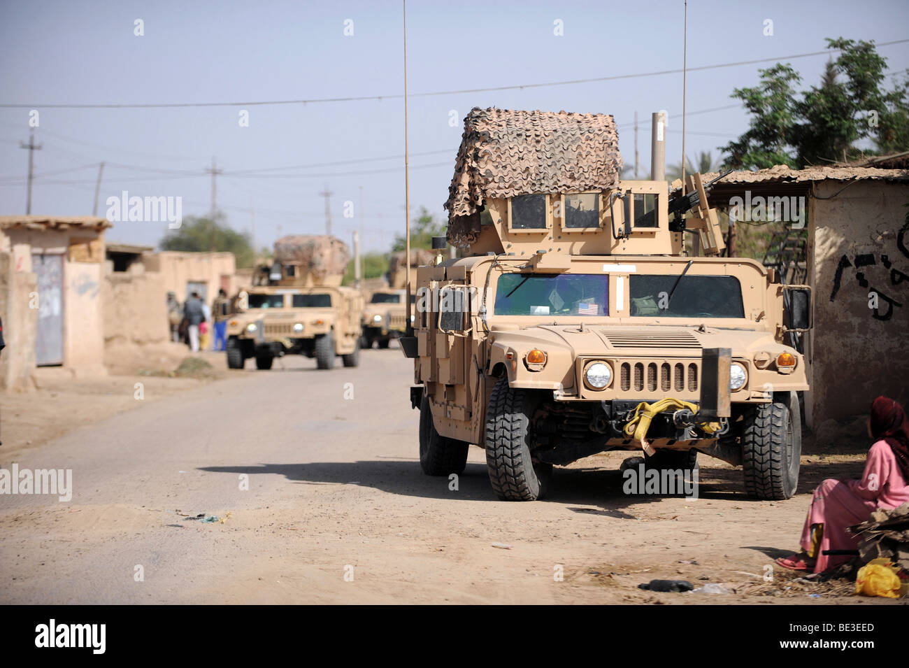 9 aprile 2009 - Humvee del comportamento di sicurezza durante una pattuglia nel villaggio di Abo atei, a sostegno dell'Operazione Iraqi Freedom. Foto Stock
