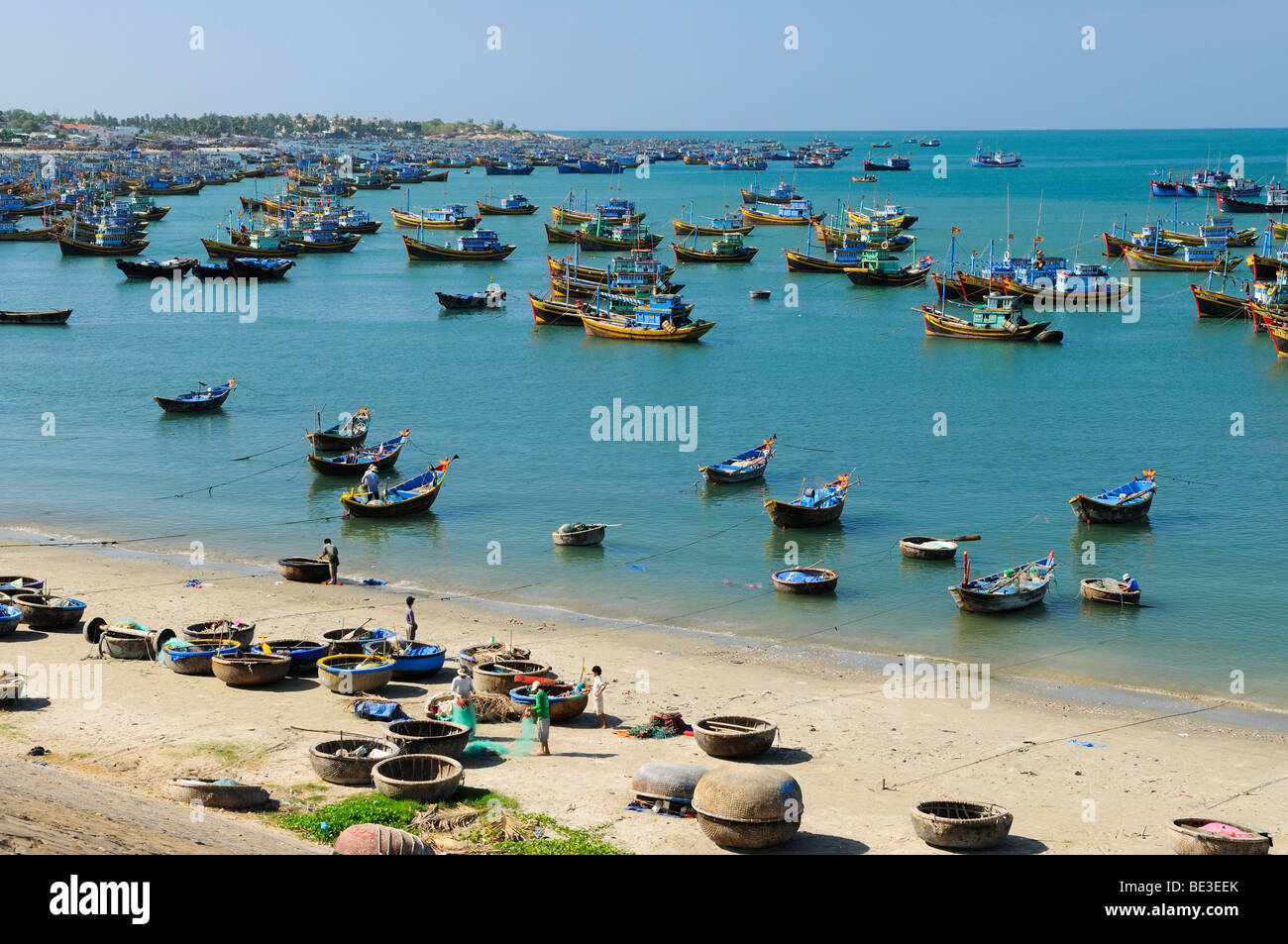 Barche di pescatori sulla spiaggia, sul mare nei pressi di Mui Ne, Vietnam, Asia Foto Stock