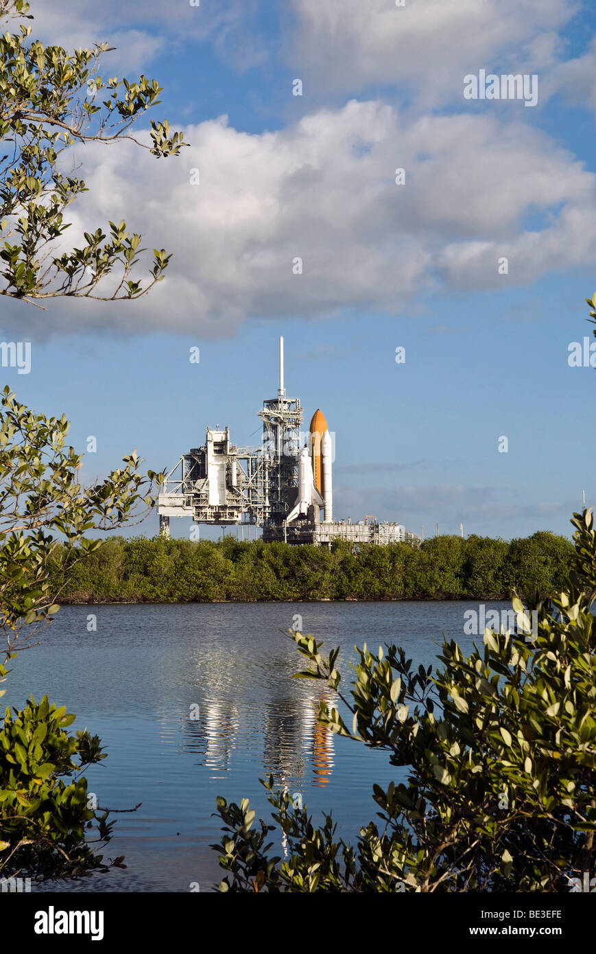 Lo Space Shuttle Atlantis si trova pronto sulla rampa di lancio. Foto Stock