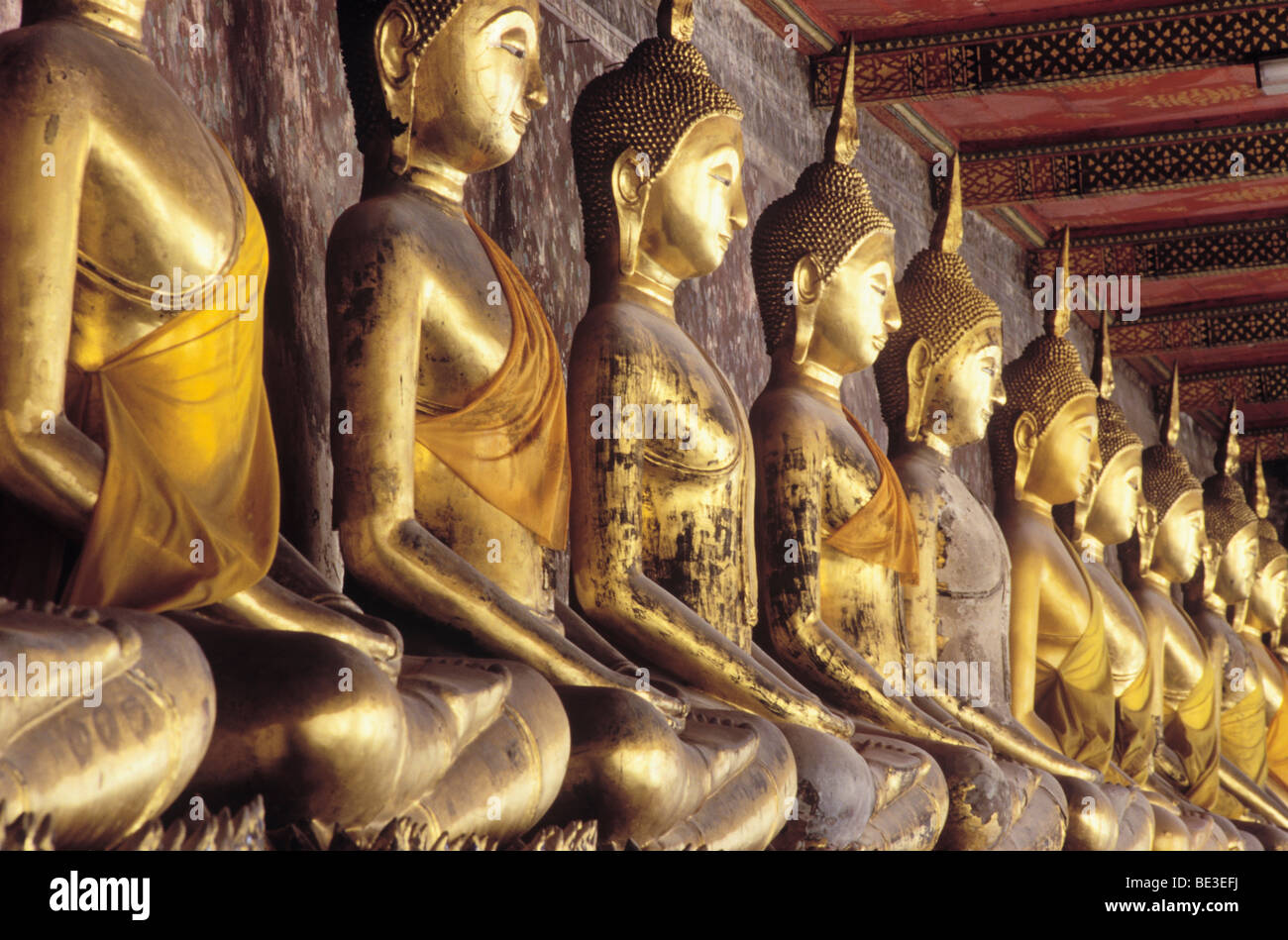 Golden Statue di Buddha in Wat Suthat, tempio, Bangkok, Thailandia, Asia Foto Stock