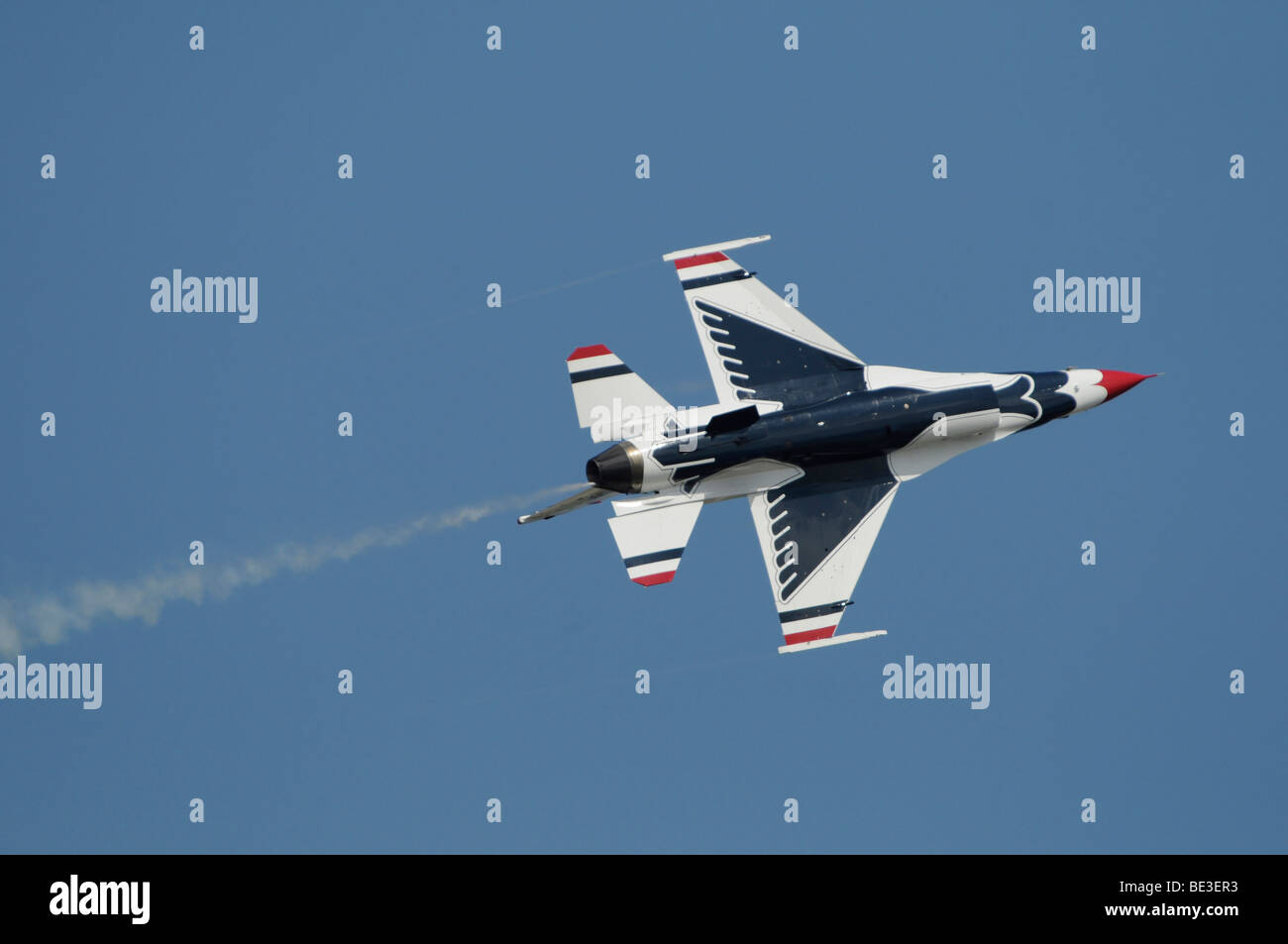 Gli Stati Uniti Air Force Thunderbirds eseguire durante il 2009 air show. Foto Stock