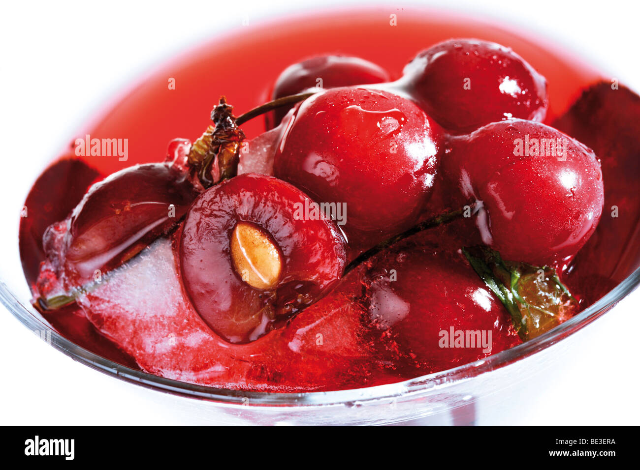 Le ciliegie congelate con succo Foto Stock