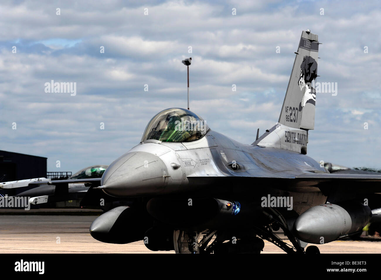 Un F-16 Fighting Falcon taxi fuori per una missione di addestramento. Foto Stock