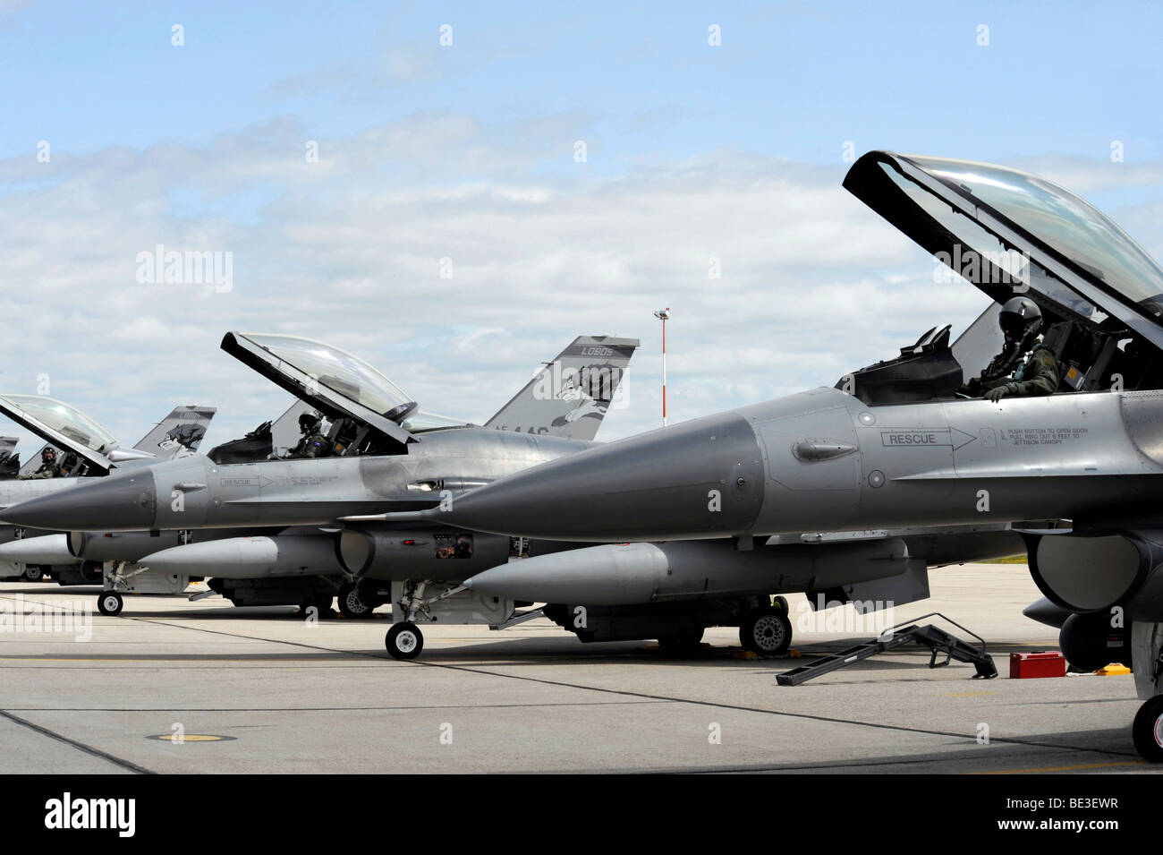 F-16 Fighting Falcons attendono di lancio per una missione di addestramento. Foto Stock