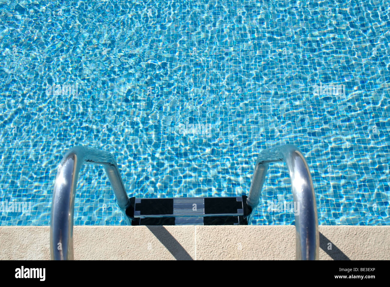 Hotel piscina soleggiata con riflessi, ideale per l'Estate e vacanze temi e sfondi Foto Stock