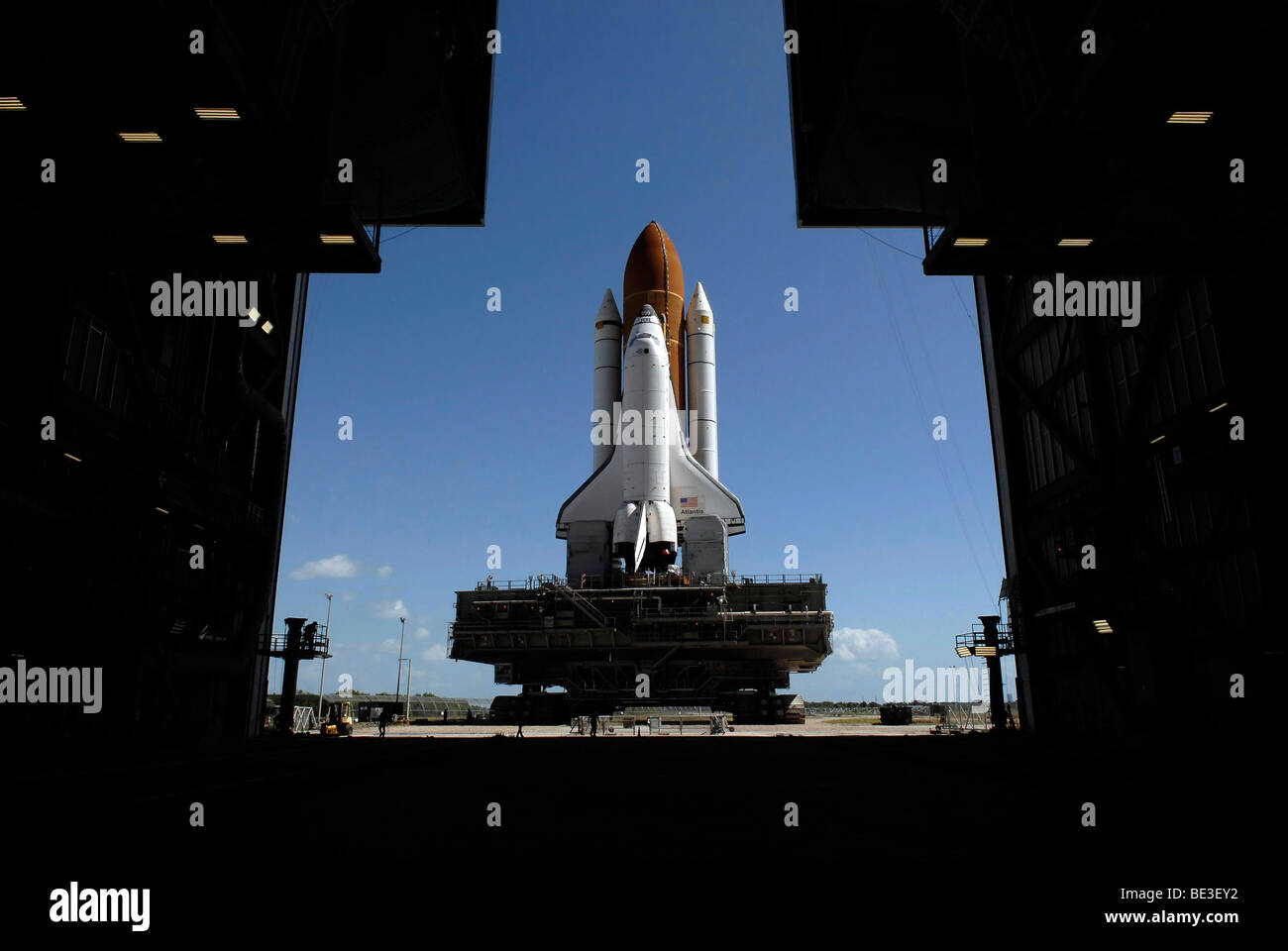 Atlantis rotoli verso le porte aperte del gruppo di veicoli e la costruzione presso il Kennedy Space Center. Foto Stock