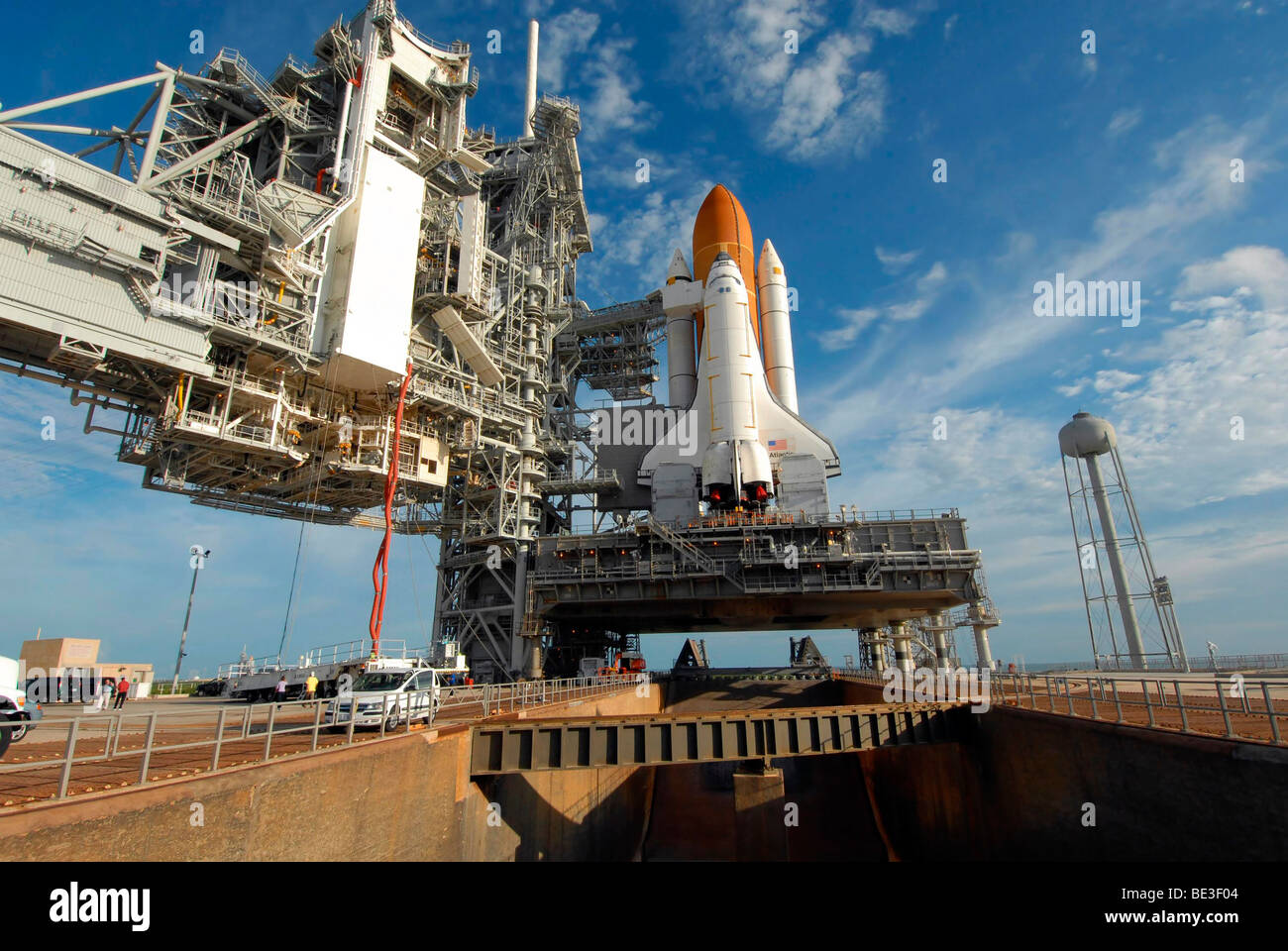 Una vista dello Space Shuttle Atlantis sulla rampa di lancio 39A presso il Kennedy Space Center. Foto Stock