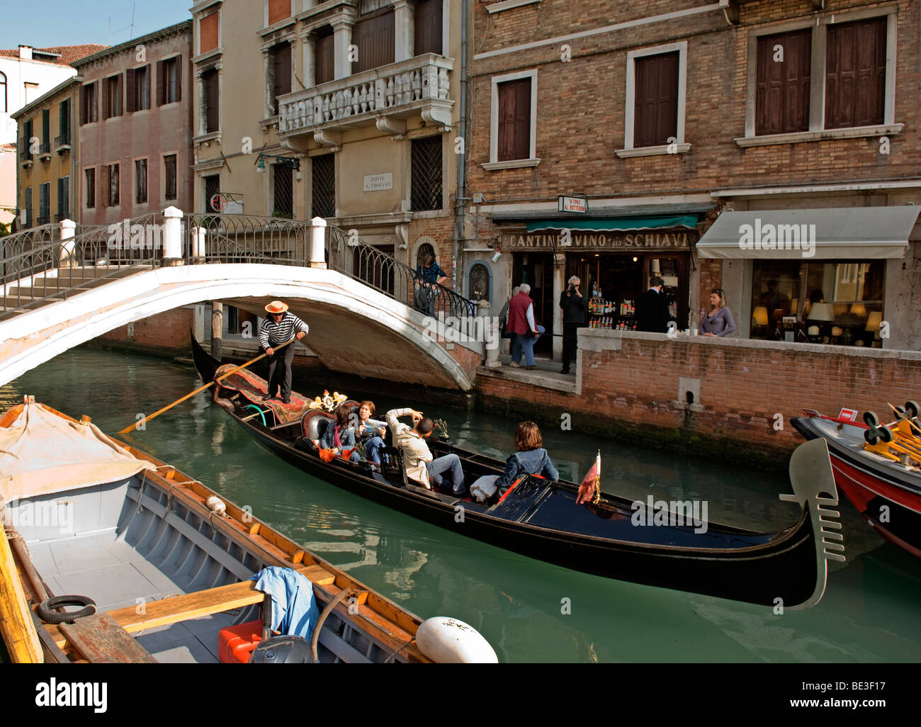 Gondola sul Canal laterale, nel sestiere di Dorsoduro, Venezia, Italia e Europa Foto Stock