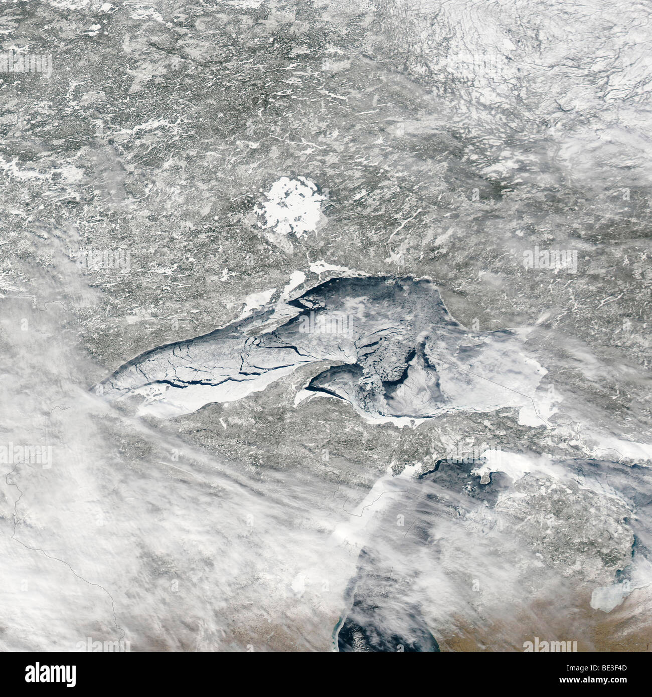 Un relativamente rari coltre di ghiaccio si appoggia sulla superficie del lago Superior. Foto Stock