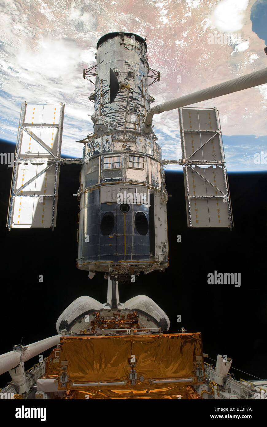 Il Telescopio Spaziale Hubble è rilasciato dalla stiva dello Space Shuttle Atlantis. Foto Stock