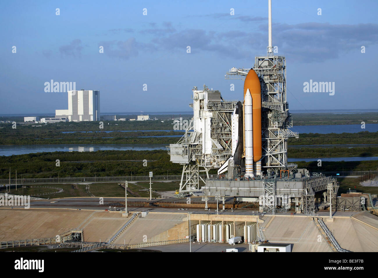 Space Shuttle Atlantis alla sommità del mobile piattaforma di lancio si trova sulla rampa di lancio. Foto Stock