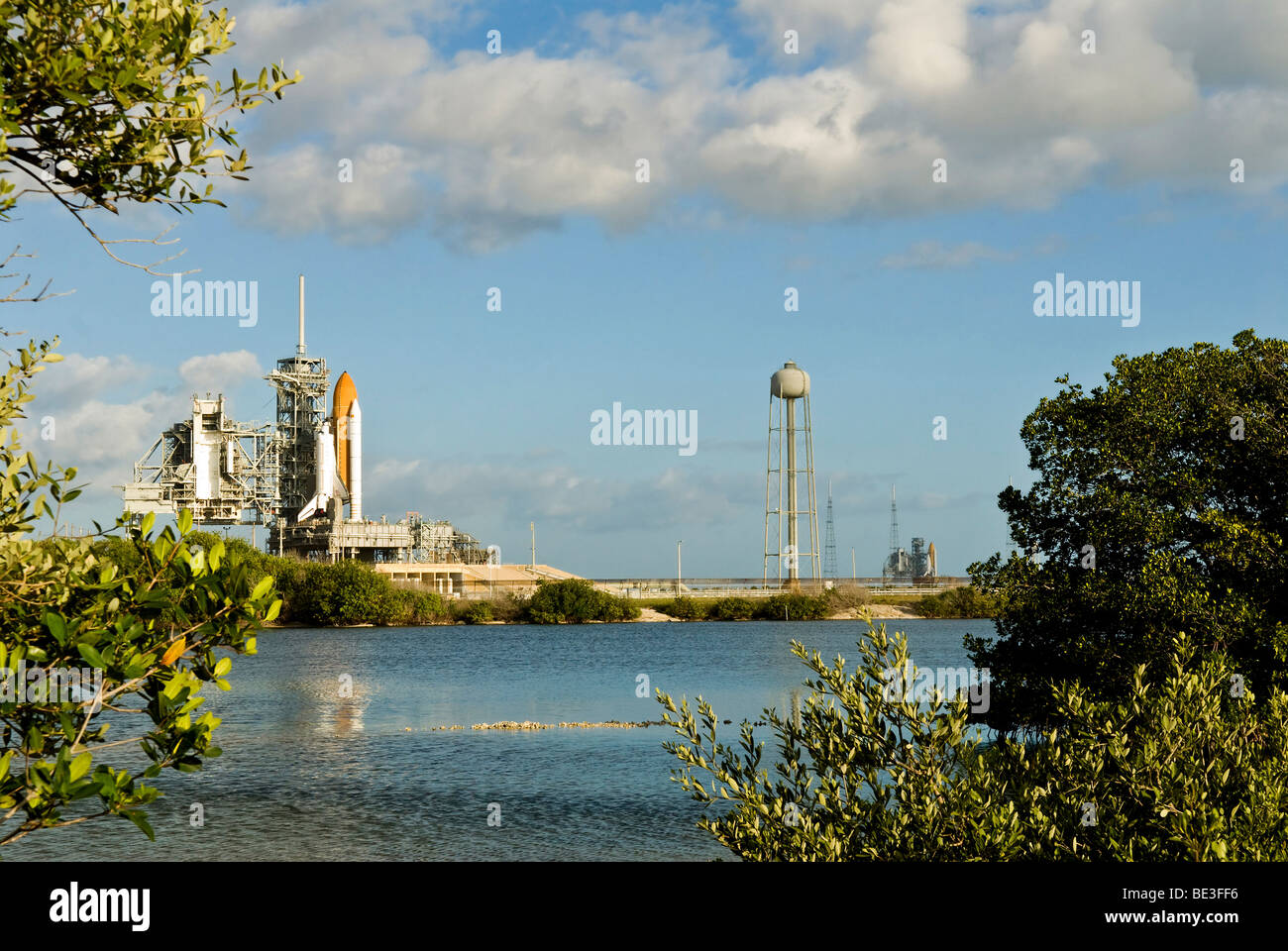 Lo Space Shuttle Atlantis e adoperano sedersi sulla loro piazzole di lancio presso il Kennedy Space Center. Foto Stock