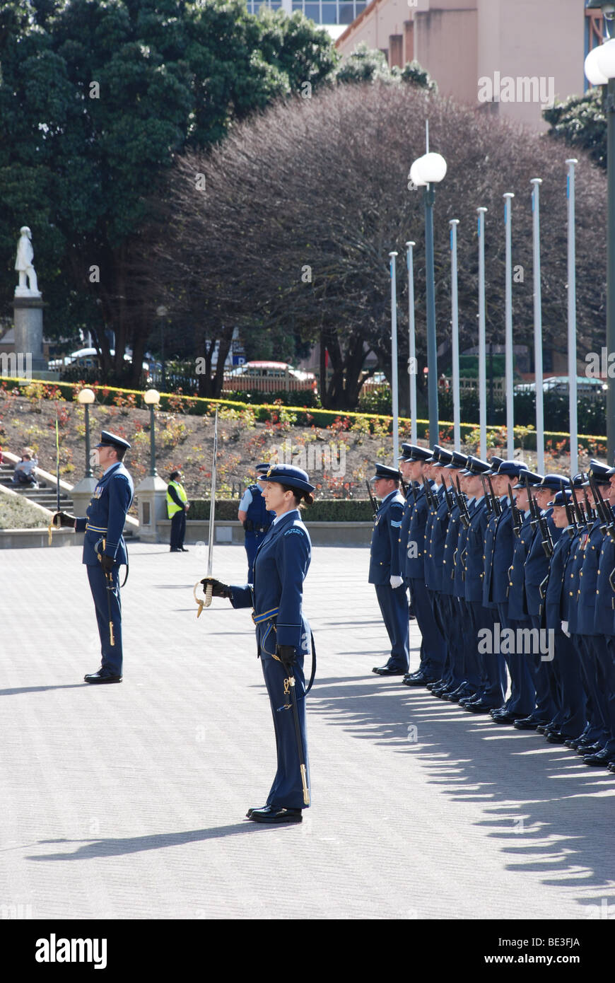 Parata militare, con spada femminile portatrice di fronte all'alveare è la casa della Nuova Zelanda il Parlamento. Foto Stock