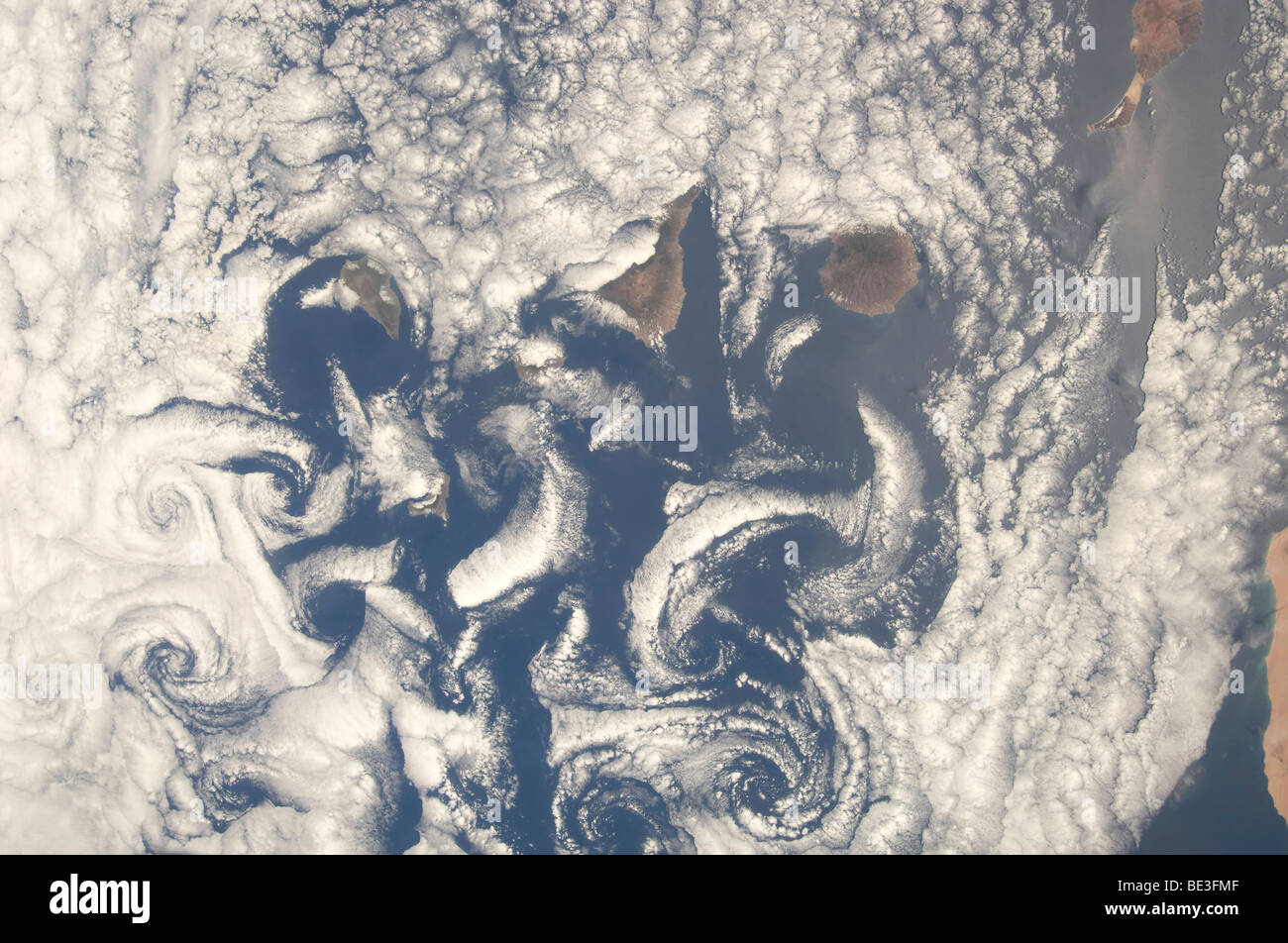 16 maggio 2009 - Una vista nadir di cloud di vortici nella zona delle isole Canarie nell'Oceano Atlantico settentrionale. Foto Stock