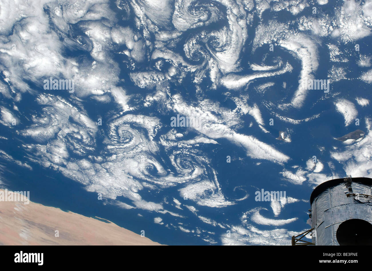 Il Cloud vortex strade lungo le coste dell Africa nord-occidentale. Foto Stock