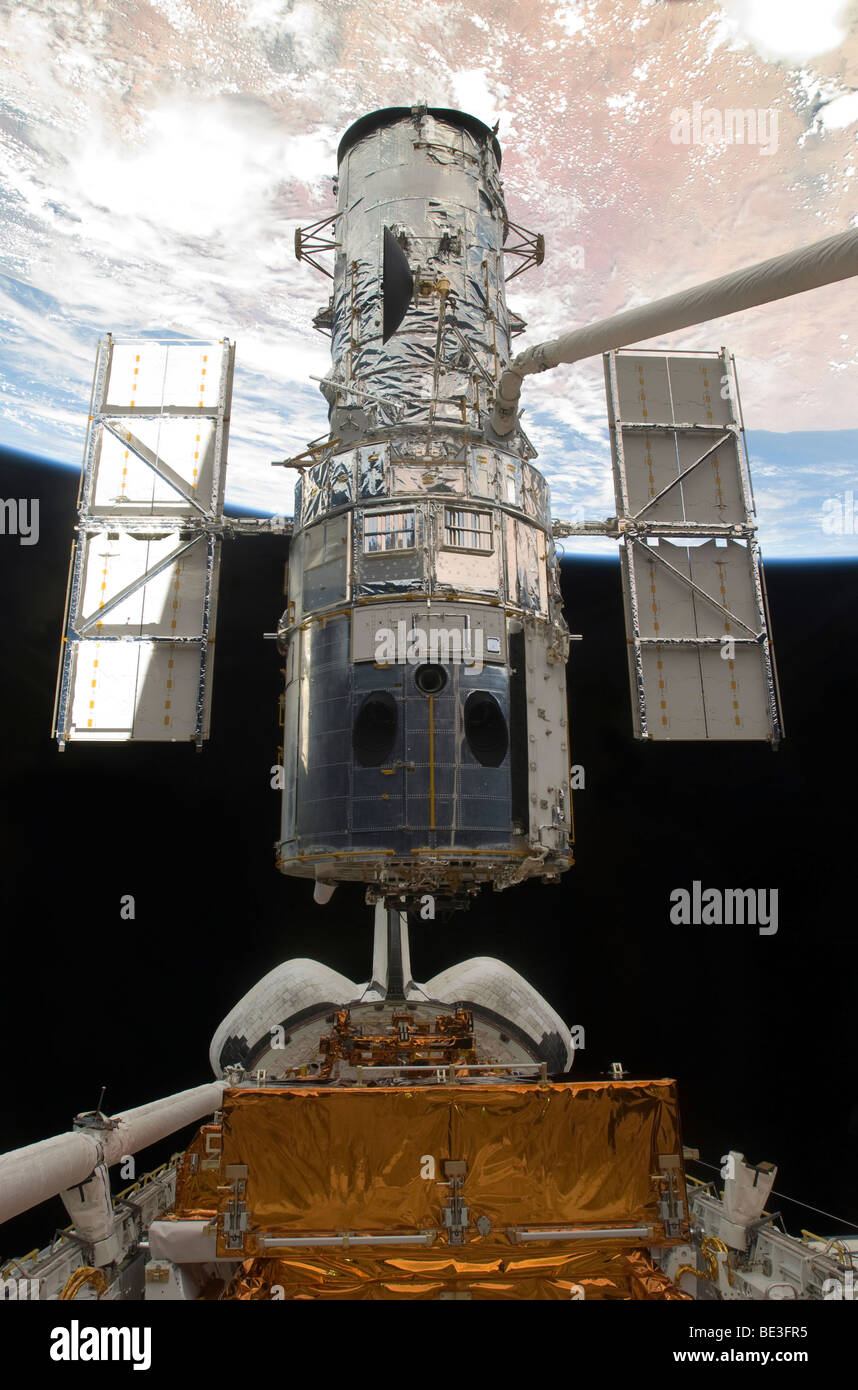 Il Telescopio Spaziale Hubble è rilasciato dalla stiva dello Space Shuttle Atlantis. Foto Stock