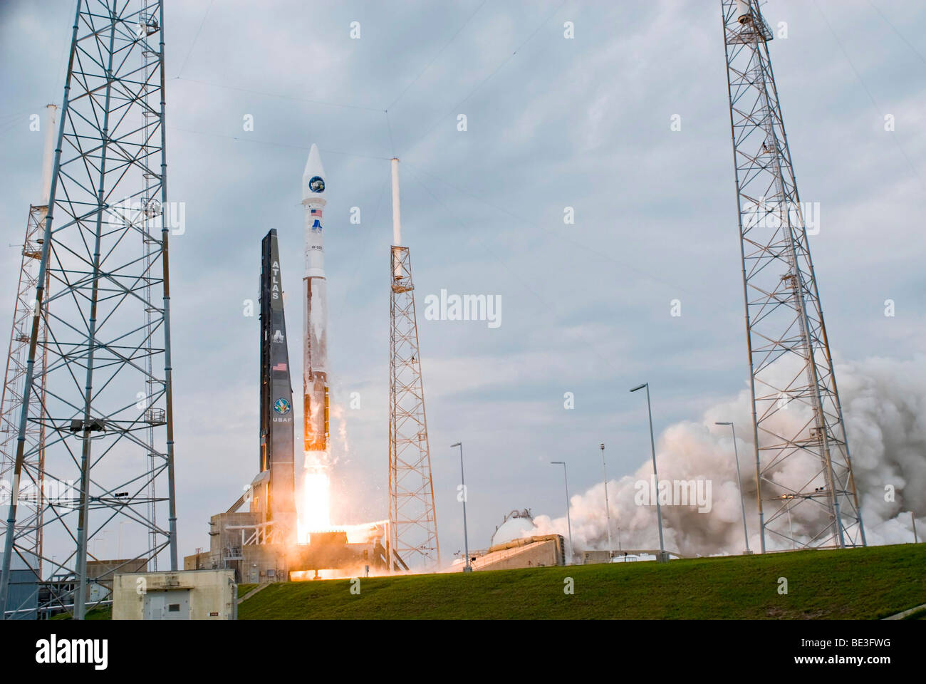 Fuoco e fumo il segnale il decollo della Atlas V/Centaur veicolo di lancio. Foto Stock