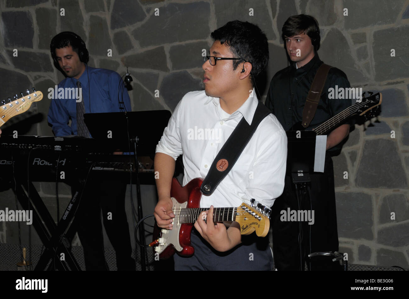 Latino teen chitarrista in una band cristiana in Riverdale Park, Maryland Foto Stock