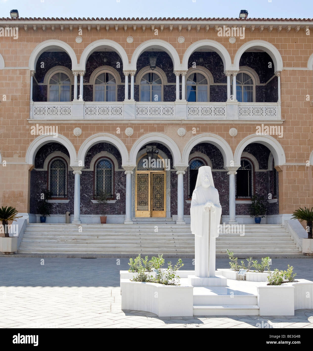 Statua di l Arcivescovo Makarios III, Presidente della Repubblica di Cipro, Palazzo Arcivescovile nel sud di Nicosia, Lefkosia, cap Foto Stock