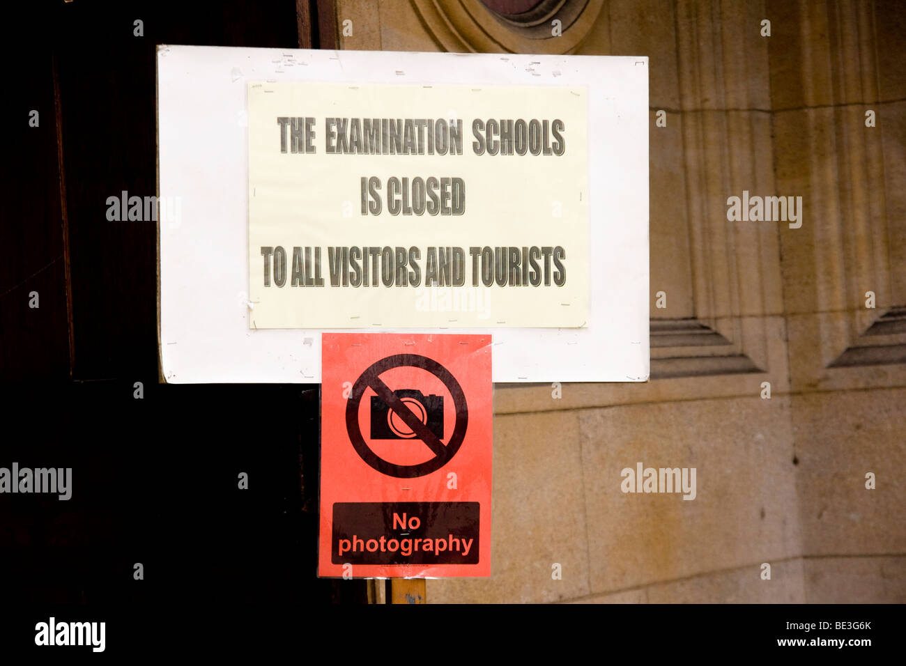 Oxford England UK Examinations Schools sign, chiuso Foto Stock