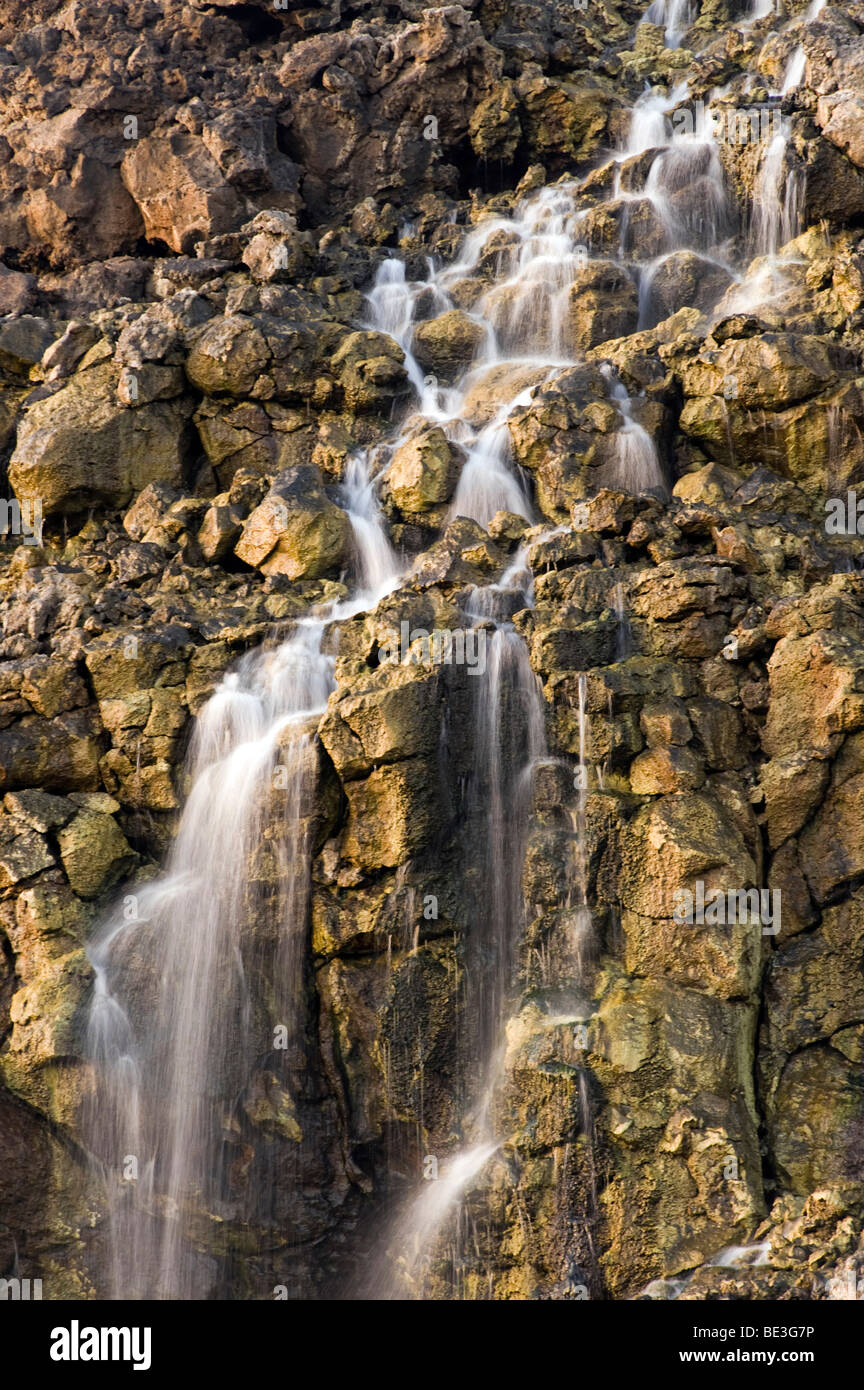 Soluzione salina cade dalla roccia vulcanica drop off per un flusso di runoff. Foto Stock