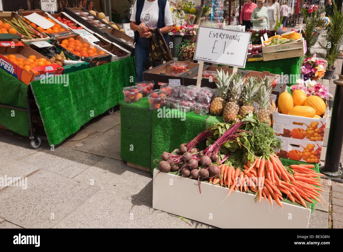 Green fruttivendolo scorporato la vendita di frutta e verdura sul display esterno. Inghilterra, Regno Unito. Foto Stock