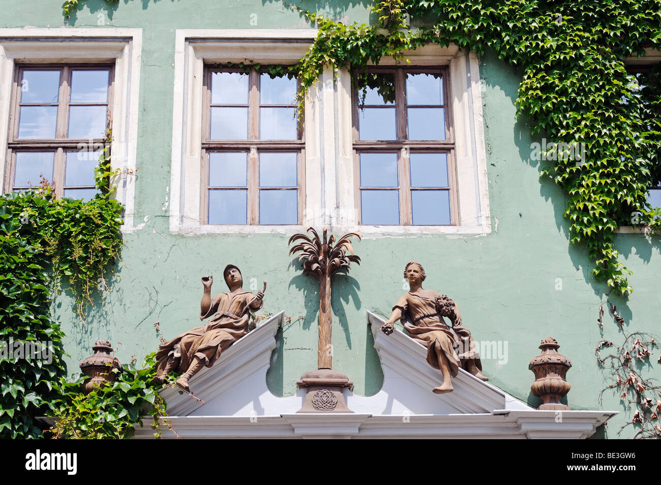 Sculture, casa segno del 'Haus zum Palmbaum' museo, la piazza del mercato di Arnstadt, Turingia, Germania, Europa Foto Stock