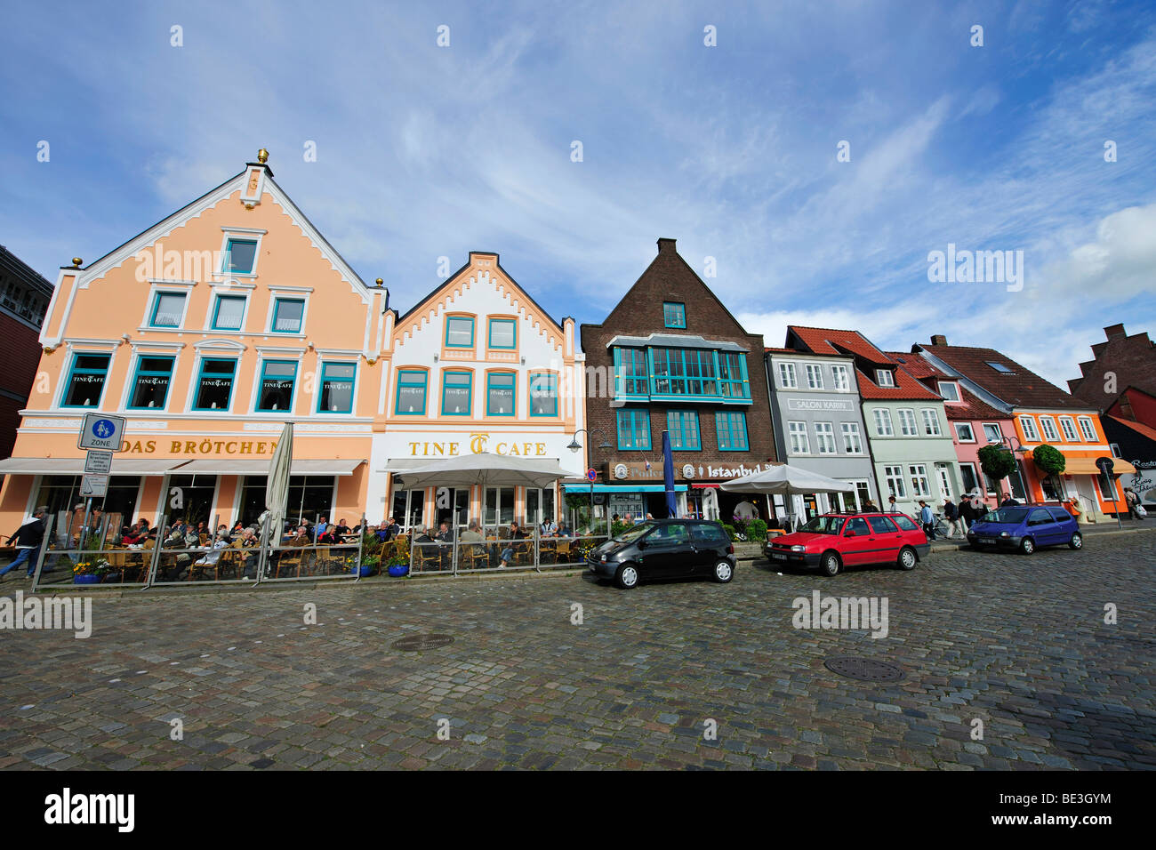 Alloggia presso il porto di Husum, costa del Mare del Nord, Schleswig Holstein, Germania, Europa Foto Stock
