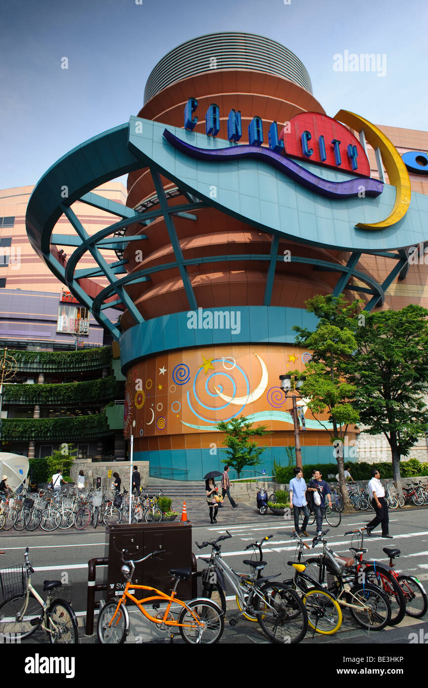 Il futuristico Canal City shopping mall, citta' di Fukuoka, prefettura di Fukuoka, Giappone, 3 giugno 2009. Foto Stock