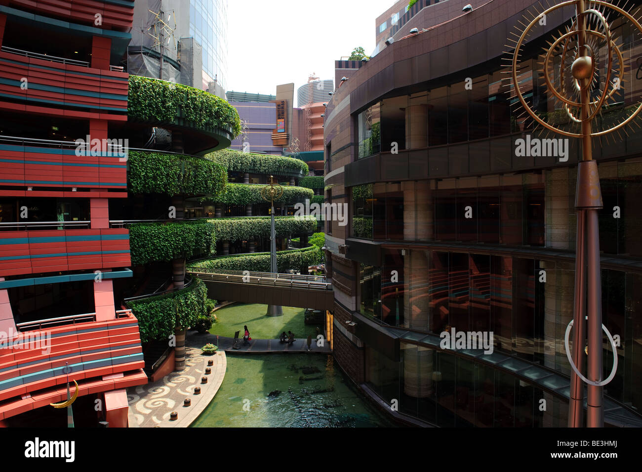 Il futuristico Canal City shopping mall, citta' di Fukuoka, prefettura di Fukuoka, Giappone, 3 giugno 2009. Foto Stock