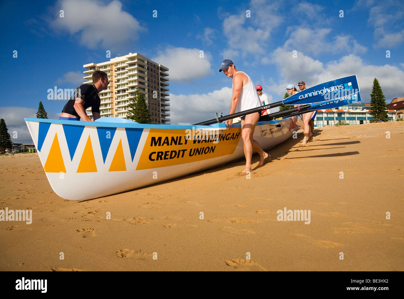 Un team surfboat si prepara ad entrare in acqua a Manly. Sydney, Nuovo Galles del Sud, Australia Foto Stock