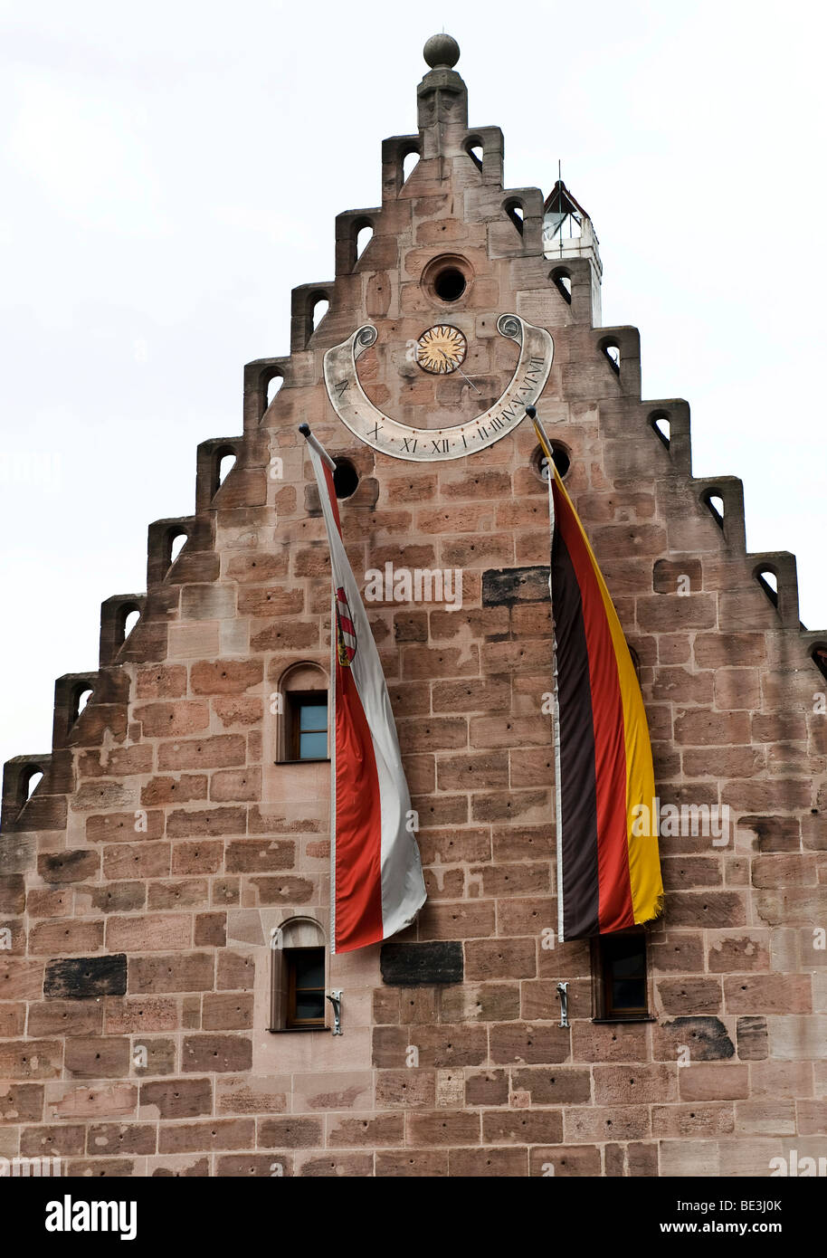 Unschlitthaus edificio con meridiana nella storica città vecchia di Norimberga, Franconia, Baviera, Germania, Europa Foto Stock