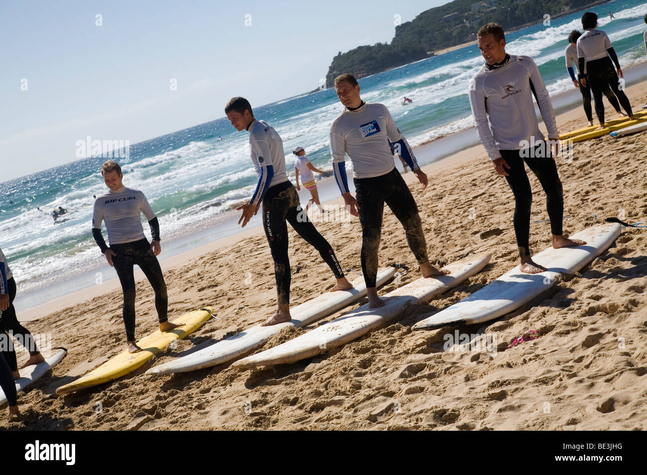 Lezione di Surf sulle sabbie della spiaggia di Manly. Sydney, Nuovo Galles del Sud, Australia Foto Stock