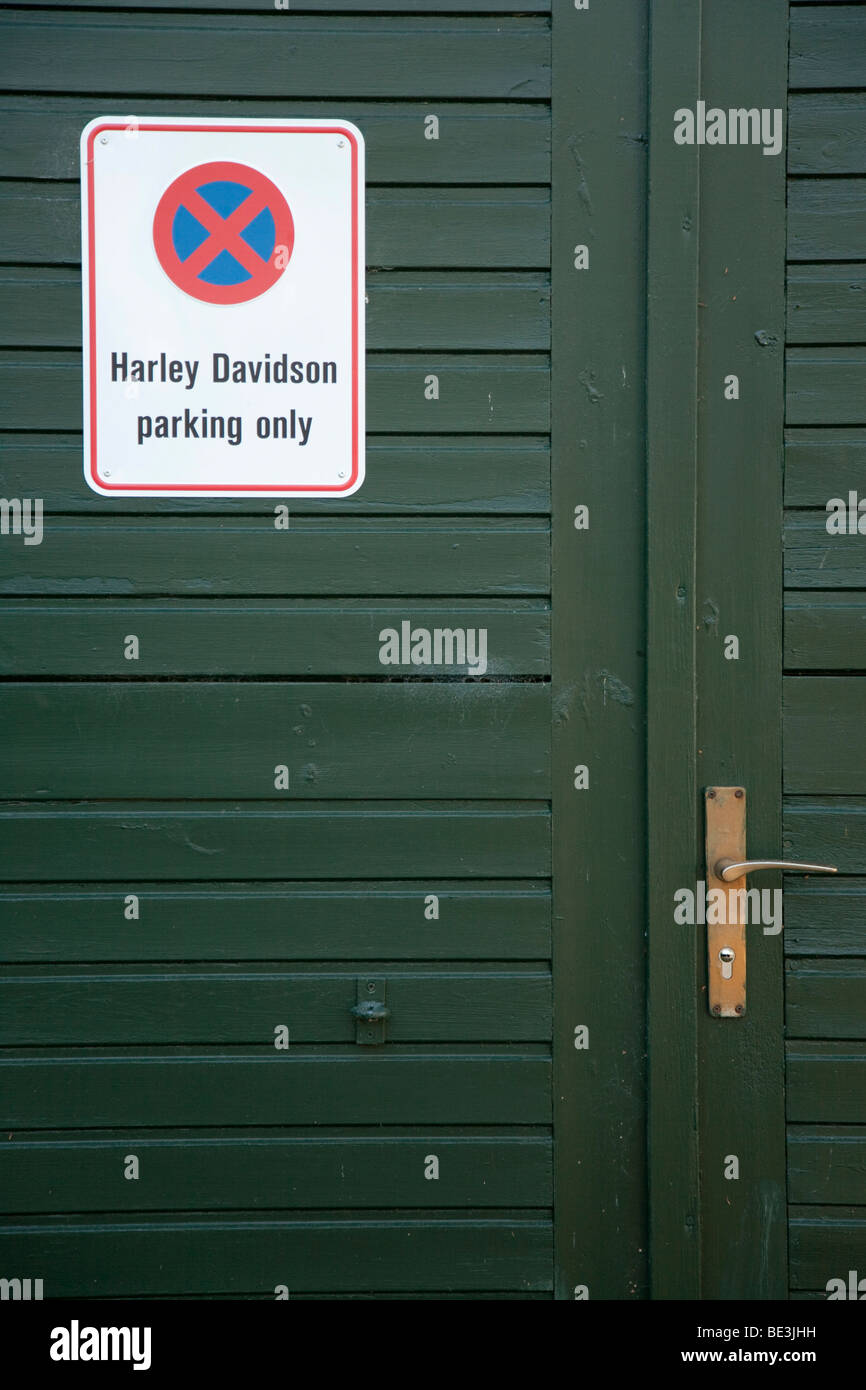 Harley Davidson solo parcheggio, segno in un garage Foto Stock