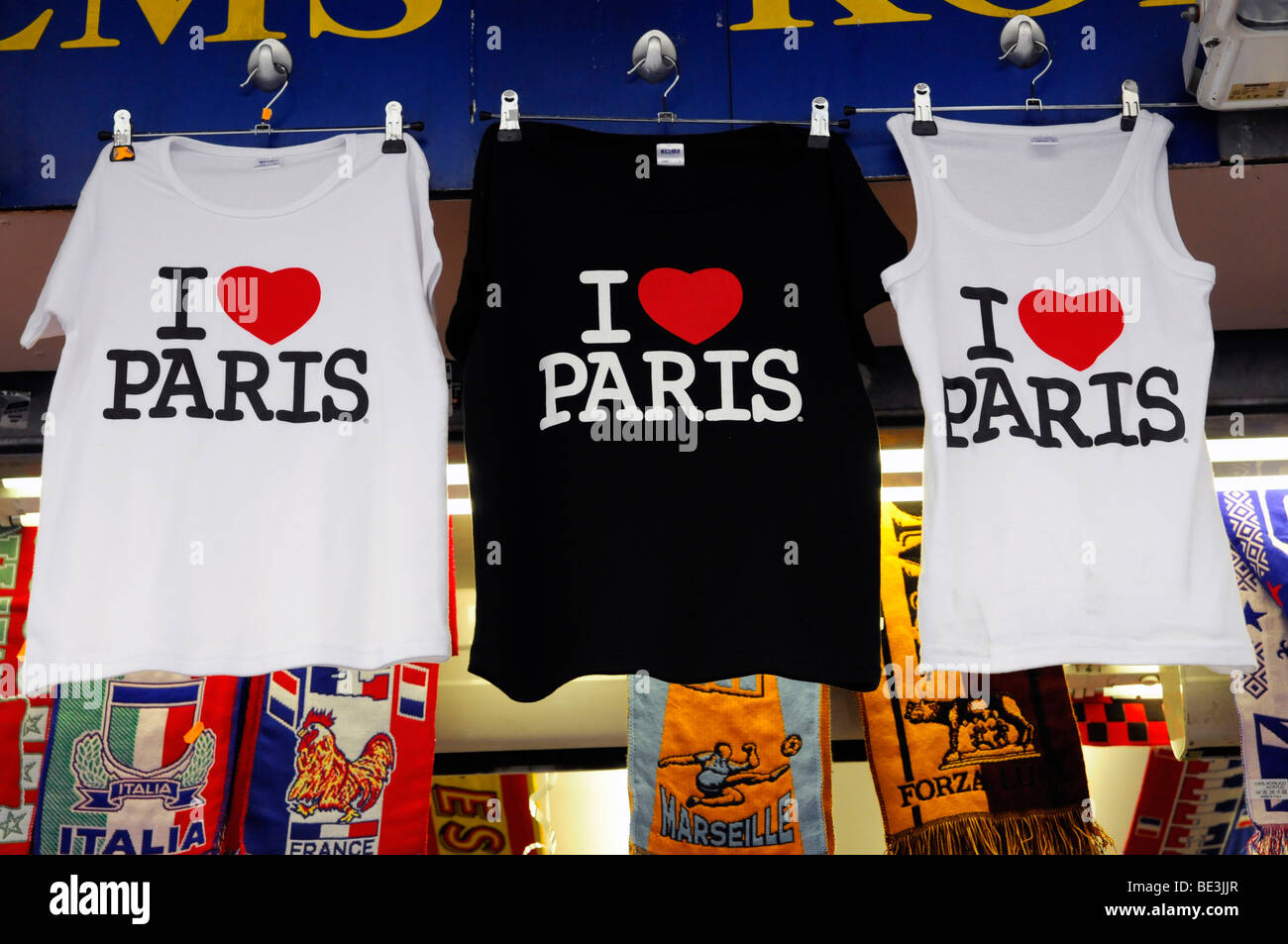 T-shirt "I Love Paris", il negozio di souvenir presso la Torre Eiffel, Parigi, Francia, Europa Foto Stock