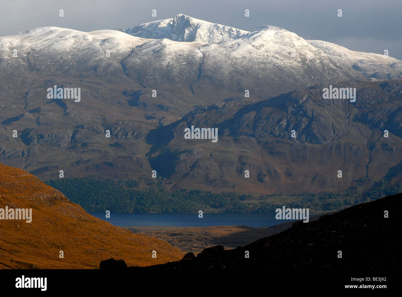 Cime innevate del Torridon natura park con il Loch Torridon, Highlands scozzesi, Liathach, Torridon, Scozia, Europa Foto Stock
