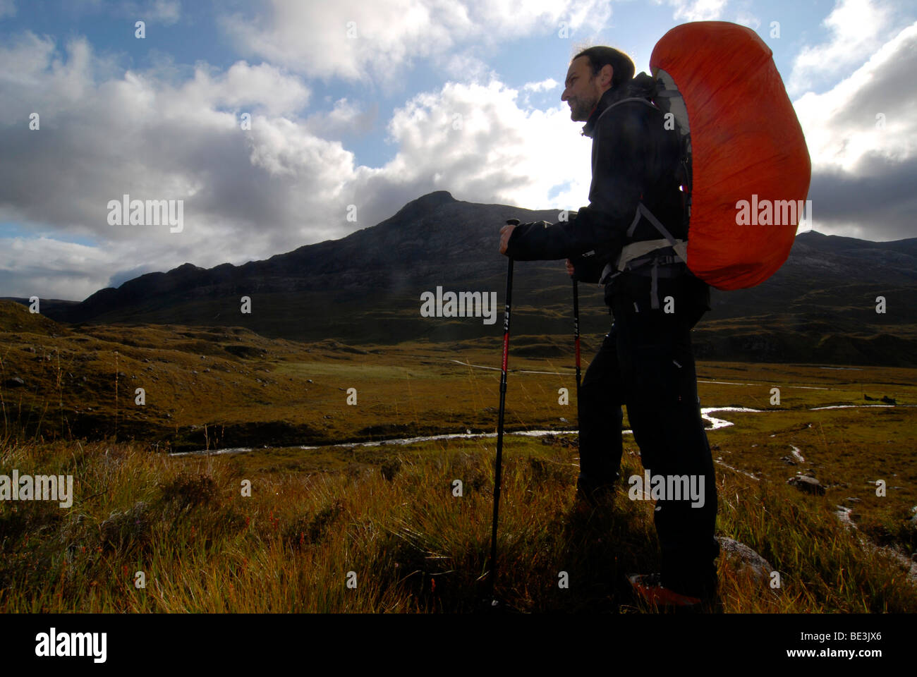 Escursionista con bastoncini da trekking e zaino in montagna scozzese, Highlands scozzesi, Liathach, Torridon, Scozia, Europa Foto Stock