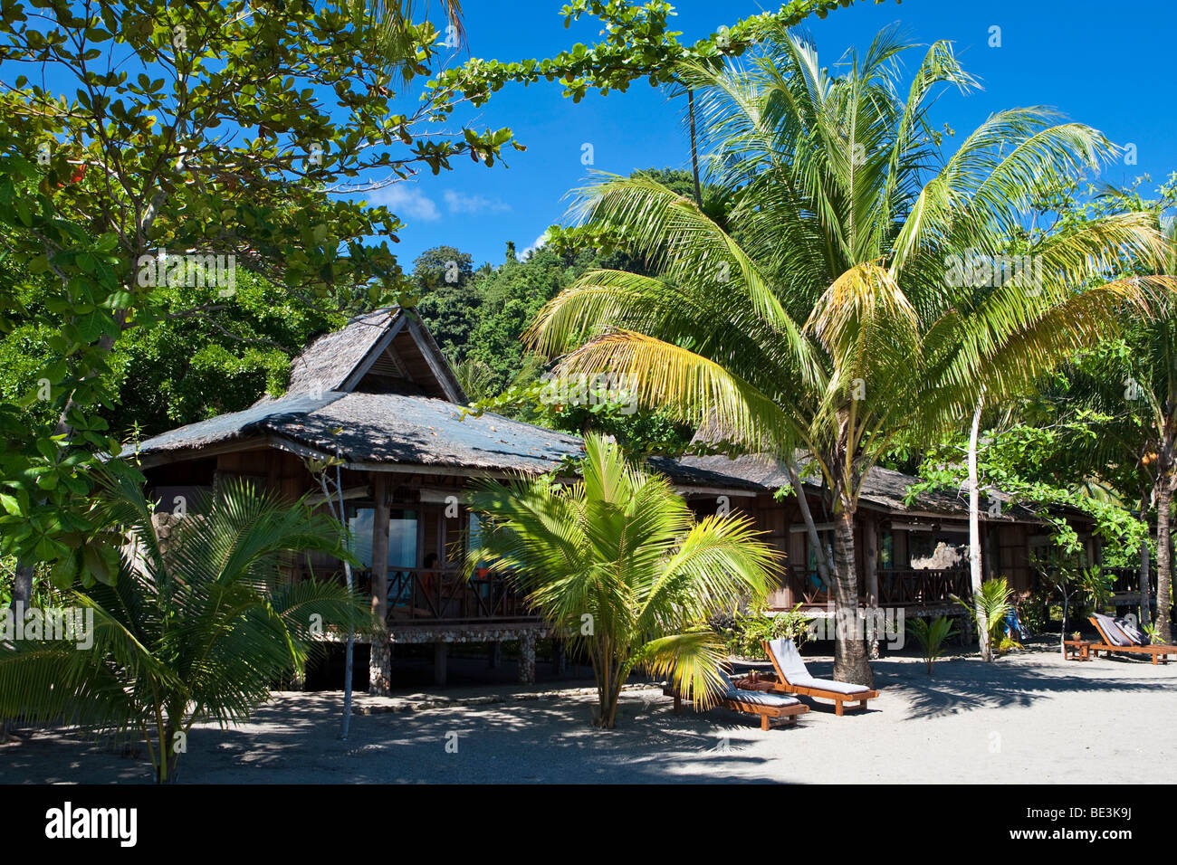 Hotel Laguna Minahasa, bungalow sulla spiaggia, Sulawesi, Indonesia, il sud-est asiatico Foto Stock