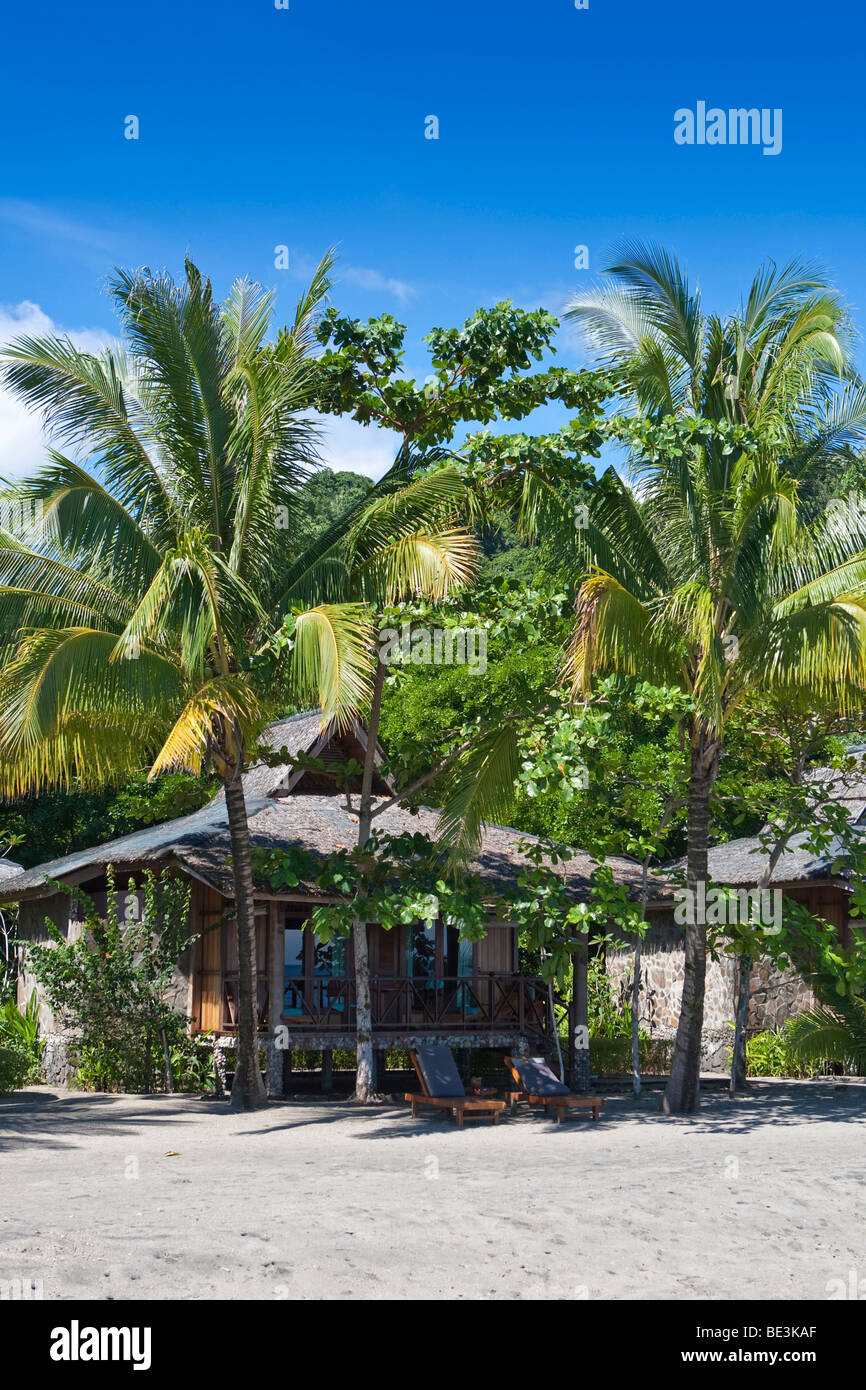 Hotel Laguna Minahasa, bungalow sulla spiaggia, Sulawesi, Indonesia, il sud-est asiatico Foto Stock