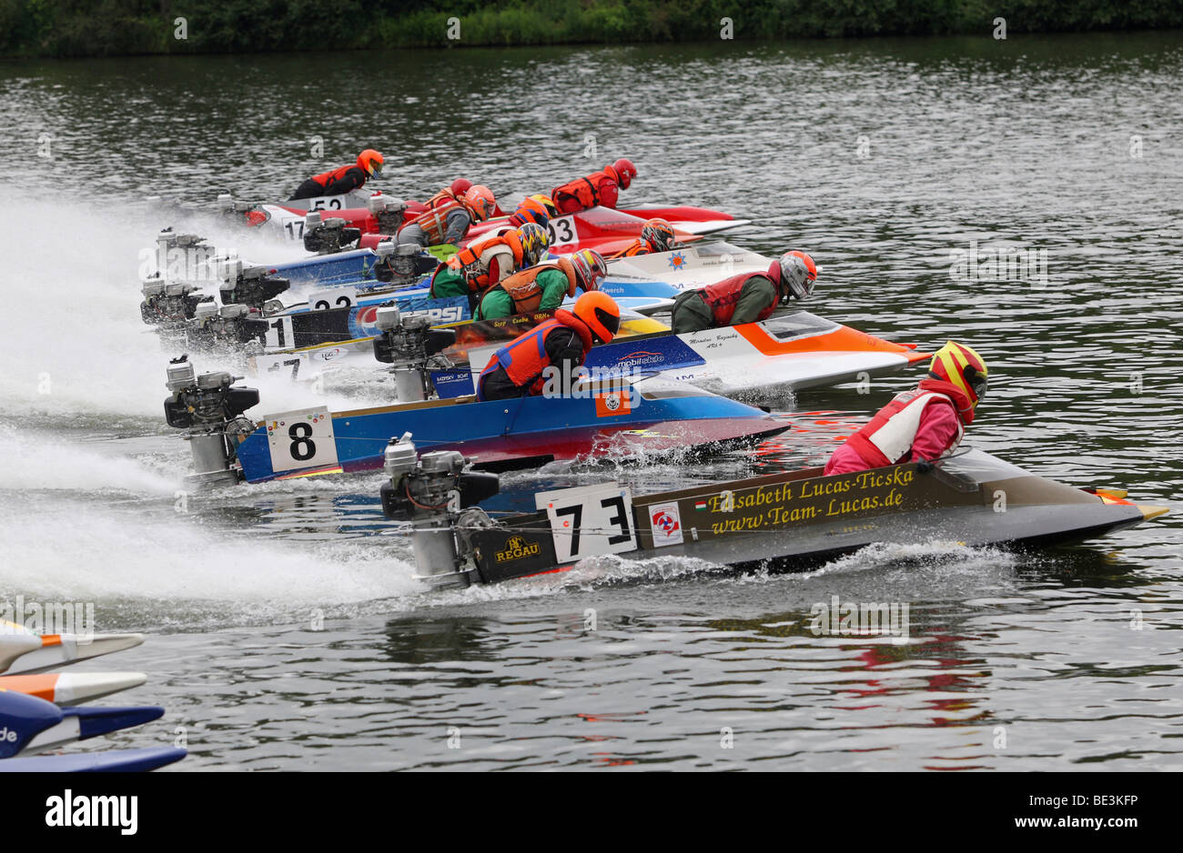 14 barche fissando in Brodenbach. sul fiume Moselle su una corsa per il Campionato Europeo della classe OSY 400, Brodenbach. Foto Stock