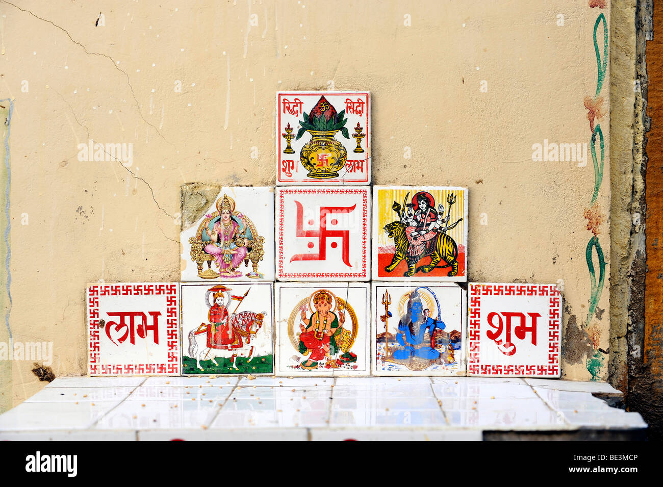 Piastrelle con indiano, divinità Indù e la svastica per buona fortuna, Sunrise icona, Jaisalmer, Rajasthan, Nord India, India, Sud Foto Stock Piastrelle con indiano, divinità Indù e la svastica per buona fortuna, Sunrise icona, Jaisalmer, Rajasthan, Nord India, India, Sud Foto Stock